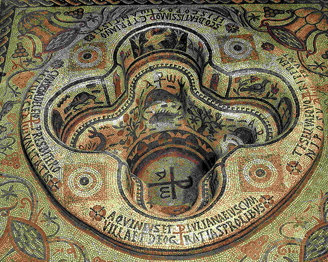 Cuve baptismale de l'église rurale de Demna datée du VIe siècle (Musée national du Bardo)